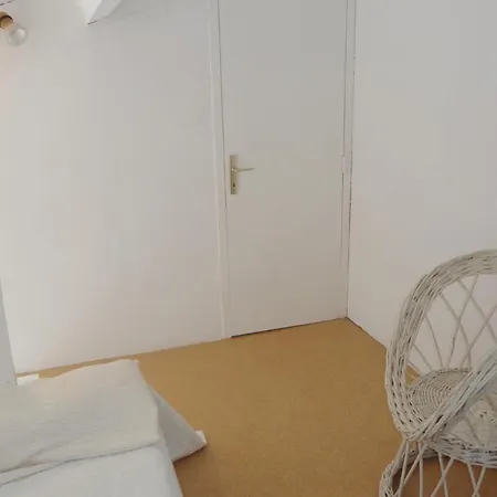 Semesterbostad Nice In W/ 2 Bedrooms